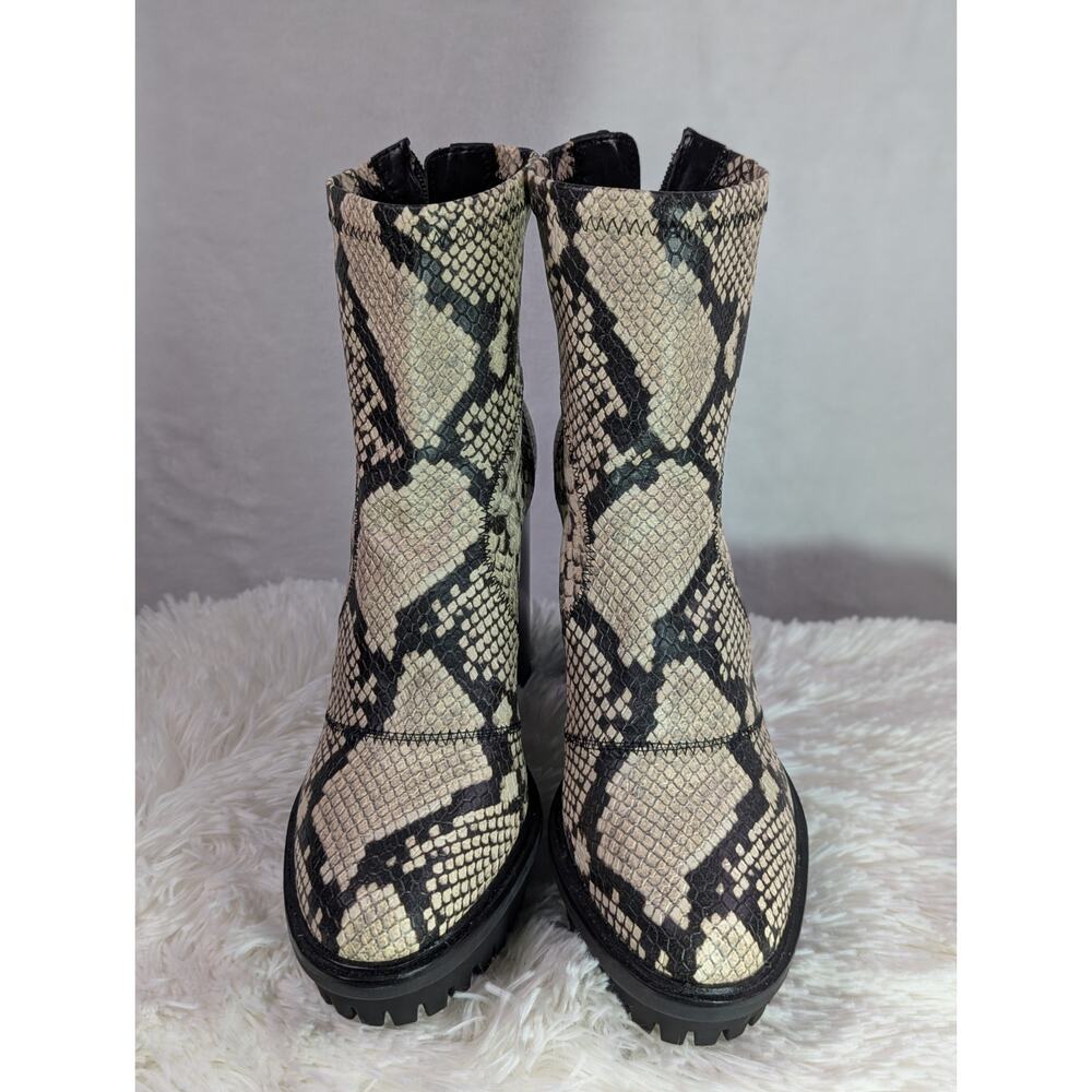 Vince Camuto Sz 7 Erettie Lug Sole Platform Block Heel Booties Black/White Snake - Picture 9 of 10